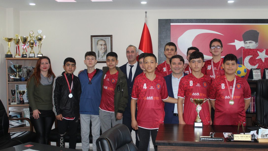 Voleybol Turnuvası İl ikincisi Fatih Ortaokulu